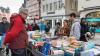 Zahlreiche Menschen besuchen am Sonntag (03.11.24) den Wintermarkt in der Innenstadt von Ochsenfurt.  Mittags öffneten auch die Einzelhändler ihre Türen.