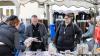 Zahlreiche Menschen besuchen am Sonntag (03.11.24) den Wintermarkt in der Innenstadt von Ochsenfurt.  Mittags öffneten auch die Einzelhändler ihre Türen.
