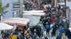 Zahlreiche Menschen besuchen am Sonntag (03.11.24) den Wintermarkt in der Innenstadt von Ochsenfurt.  Mittags öffneten auch die Einzelhändler ihre Türen.