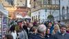 Zahlreiche Menschen besuchen am Sonntag (03.11.24) den Wintermarkt in der Innenstadt von Ochsenfurt.  Mittags öffneten auch die Einzelhändler ihre Türen.