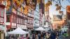 Zahlreiche Menschen besuchen am Sonntag (03.11.24) den Wintermarkt in der Innenstadt von Ochsenfurt.  Mittags öffneten auch die Einzelhändler ihre Türen.