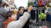 Zahlreiche Menschen besuchen am Sonntag (03.11.24) den Wintermarkt in der Innenstadt von Ochsenfurt.  Mittags öffneten auch die Einzelhändler ihre Türen.