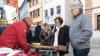 Zahlreiche Menschen besuchen am Sonntag (03.11.24) den Wintermarkt in der Innenstadt von Ochsenfurt.  Mittags öffneten auch die Einzelhändler ihre Türen.
