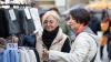 Zahlreiche Menschen besuchen am Sonntag (03.11.24) den Wintermarkt in der Innenstadt von Ochsenfurt.  Mittags öffneten auch die Einzelhändler ihre Türen.