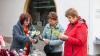 Zahlreiche Menschen besuchen am Sonntag (03.11.24) den Wintermarkt in der Innenstadt von Ochsenfurt.  Mittags öffneten auch die Einzelhändler ihre Türen.