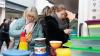 Zahlreiche Menschen besuchen am Sonntag (03.11.24) den Wintermarkt in der Innenstadt von Ochsenfurt.  Mittags öffneten auch die Einzelhändler ihre Türen.