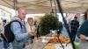 Zahlreiche Menschen besuchen am Sonntag (03.11.24) den Wintermarkt in der Innenstadt von Ochsenfurt.  Mittags öffneten auch die Einzelhändler ihre Türen.
