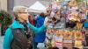 Zahlreiche Menschen besuchen am Sonntag (03.11.24) den Wintermarkt in der Innenstadt von Ochsenfurt.  Mittags öffneten auch die Einzelhändler ihre Türen.
