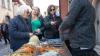 Zahlreiche Menschen besuchen am Sonntag (03.11.24) den Wintermarkt in der Innenstadt von Ochsenfurt.  Mittags öffneten auch die Einzelhändler ihre Türen.