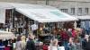 Zahlreiche Menschen besuchen am Sonntag (03.11.24) den Wintermarkt in der Innenstadt von Ochsenfurt.  Mittags öffneten auch die Einzelhändler ihre Türen.