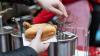 Zahlreiche Menschen besuchen am Sonntag (03.11.24) den Wintermarkt in der Innenstadt von Ochsenfurt.  Mittags öffneten auch die Einzelhändler ihre Türen.