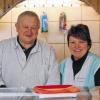 Die Gaststätte schließt, der Partyservice wird erweitert: Theo und Monika Nowak hinter dem Tresen ihrer Metzgerei.