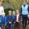 Mit Kindergartenleiterin Bettina Wukowojac (links) und Erzieherin Maria Zimmer freuten sich die Kinder des kath. Kindergartens St. Josef über eine Spende aus dem diesjährigen Kräutersträußeverkauf in St. Kilian Mellrichstadt.