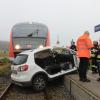 Bei dem Zusammenstoß mit einer Regionalbahn wurde der Fahrer des Autos schwer verletzt.