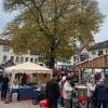 Die 12. Auflage des Holzmarktes zog wieder viele Besucherinnen und Besucher aus nah und fern in den Frammersbacher Ortskern. Im Hintergrund spielen die Aubachmusikanten aus Habichsthal.