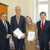 (rtg)   Das Ehrenzeichen des bayerischen Ministerpräsidenten hat Oberbürgermeister Georg Rosenthal (rechts) dem Ehepaar Luise und Heribert Weber (Mitte) ausgehändigt. Das Ehepaar hatte den schwerstbehinderten Patrick adoptiert und bis zu seinem Tod gepflegt. Das Paar wusste von Anfang an, dass ihr Adoptivsohn voraussichtlich sein Leben lang stark beeinträchtigt sein wird. Luise Weber gab daraufhin ihren Beruf auf, um sich um Patrick kümmern zu können. Luise und Heribert Weber haben ihr Leben vollkommen auf die Bedürfnisse ihres Sohnes umgestellt und auch das Haus behindertengerecht umgebaut. „Dieses aufopfernde Engagement ist einzigartig“, sagte Rosenthal. Außerdem auf dem Bild: Pater Manfred Hofmann.