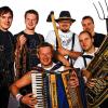 Gute Laune: Die Partyband Confect zählt nach wie vor zu den Spitzenbands der Region. Von links: Johannes Graus (genannt Plumpi), Daniel Jonas Klemm (DJ), Charly Lehmann (Charly), Markus Helget (Helli), Michael Bär (Michl) und dem bisherigen Schlagzeuger Uwe Sittich, der jüngst von Robert Eberhardt (Robert) abgelöst wurde.