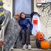 Suryey Figuero und Tochter Gabriela dekorieren seit drei Jahren das Haus in der Johann-Zahn-Straße 26 gruselig zu Halloween