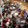 Zahlreiche Schüler und deren Eltern besuchen am Dienstag die Ausstellungsmesse "AzubiXperience" in der Extreme Bowling-Arena im Mainfrankenpark in Dettelbach.
