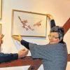 Japanische Tuschmalerei in Geldersheim: Dr. Dorothee Wittmann-Klemm, Mechthild Huber und Ingrid Köchel (von links) ordnen die Bilder.
