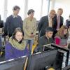 Neue Rechner an der Mittelschule: Luisa Schäfer, Jana Trupp, Isa Coprak, Melanie Schöller, Izzedin Gergin und Viola Krug (vorne von links) aus der Klasse M10 demonstrieren, was im neuen Computerraum alles möglich ist. Interessierte Beobachter sind (hinten von links) Rektor Wigbert Strzoda, Pascal Reiniger und Sebastian Erhard von der Firma PC-Boot, Ruth Albrecht, Kämmerer Stefan Bierdimpfl, Bürgermeister Helmut Blank und Martin Mock.
