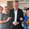 Beate Schamber (Zweite von rechts) wurde am Dienstag 90 Jahre alt. Neben Bürgermeister Thomas Stamm gratulierten ihr auch (von links) ihre Töchter Katharina, Marina und Natalie.