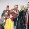 Närrische Stimmung: Ordensverleihung durch die beiden Lieblichkeiten der Rottendorfer Karnevalsgesellschaft (von links): Kinderprinz Dariusz I (Herzog), Redakteur Günther Hillawoth, Stellvertretender Gesellschaftspräsident Joachim Scheckenbach (dahinter), Prinzessin Lara-Sophie I (Kreutzer), Redakteur Ernst Lauterbach, Prinzessin Sabrina I (Kraft) und Prinz Michael II (Dilling).