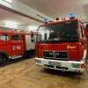 Das LF8 (rechts) steht schon im Feuerwehrgerätehaus. Das "alte Fahrzeug" wird veräußert.