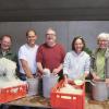 Beim Einmachen von Sauerkraut (von links): Lothar Wild, Uwe Sachse, Winfried Schraut, Edith Sachse und Anita Wild.