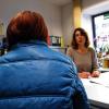 Hilfsangebot: Das Jugendamt ist dafür zuständig, gestrauchelten Jugendlichen unter die Arme zu greifen. Darüber, ob das im Landkreis Main-Spessart in ausreichendem Maße geschieht, gehen zwischen einem Würzburger Richter und dem Landratsamt die Meinungen auseinander. Unser Foto zeigt ein Symbolbild zur Beratung einer Jugendlichen.