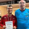 Felix Imhof (links) mit seiner Urkunde, überreicht vom Vereinsvorsitzenden Bernhard Wetteskind.