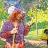 (new)   Am Mittwoch, 25. Januar, wird um 16 Uhr in der Stadthalle in Bad Neustadt „Die kleine Hexe“ aufgeführt. Aus der Feder des Kinderbuchautors Otfried Preußler stammt diese weltweit beliebte Geschichte, die das Karfunkel-Theater jetzt in einer liebevollen Inszenierung auf die Bühne bringt. Weil sie erst 127 Jahre alt ist, wird die kleine Hexe von den großen Hexen noch nicht ernst genommen und darf noch nicht mit zum Blocksberg fliegen. Aber sie beschließt, eine gute Hexe zu werden und vollbringt ein Jahr lang alle möglichen guten Taten. Als sie sich danach wieder beim Hexenrat vorstellt, meint dieser aber, dass eine „gute“ Hexe böse zu sein habe, die kleine Hexe soll für ihre guten Taten bestraft werden. Die kleine Hexe rächt sich auf ihre Weise und verursacht einen gewaltigen Wirbel... Neben der schauspielerischen Leistung besticht das mit viel Liebe zum Detail in drei Aufzügen inszenierte Stück durch wunderschöne Bühnenbilder und herrliche Kostüme.