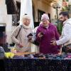 Etliche Menschen besuchen am Mantelsonntag (27.10.24) den Allerheiligenmarkt in Bad Brückenau. Ab Mittag öffneten auch die Geschäfte.