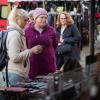 Etliche Menschen besuchen am Mantelsonntag (27.10.24) den Allerheiligenmarkt in Bad Brückenau. Ab Mittag öffneten auch die Geschäfte.