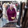 Etliche Menschen besuchen am Mantelsonntag (27.10.24) den Allerheiligenmarkt in Bad Brückenau. Ab Mittag öffneten auch die Geschäfte.