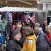 Etliche Menschen besuchen am Mantelsonntag (27.10.24) den Allerheiligenmarkt in Bad Brückenau. Ab Mittag öffneten auch die Geschäfte.