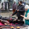 Etliche Menschen besuchen am Mantelsonntag (27.10.24) den Allerheiligenmarkt in Bad Brückenau. Ab Mittag öffneten auch die Geschäfte.