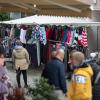 Etliche Menschen besuchen am Mantelsonntag (27.10.24) den Allerheiligenmarkt in Bad Brückenau. Ab Mittag öffneten auch die Geschäfte.