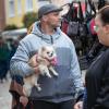 Etliche Menschen besuchen am Mantelsonntag (27.10.24) den Allerheiligenmarkt in Bad Brückenau. Ab Mittag öffneten auch die Geschäfte.