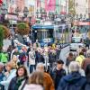 Rund 70.000 Menschen strömen am Mantelsonntag 2024 in die Würzburger Innenstadt zum Shoppen.