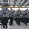 Links um: Das Heeresmusikkorps 12 aus Veitshöchheim und die Truppenfahne ziehen an den Soldaten des Transporthubschrauberregimentes 30 vorbei.