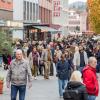 Tausende Menschen strömen am Mantelsonntag 27.10.24 in die Würzburger Innenstadt zum Shoppen.