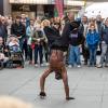 Tausende Menschen strömen am Mantelsonntag 27.10.24 in die Würzburger Innenstadt zum Shoppen.