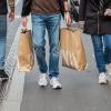 Tausende Menschen strömen am Mantelsonntag 27.10.24 in die Würzburger Innenstadt zum Shoppen.
