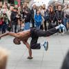 Tausende Menschen strömen am Mantelsonntag 27.10.24 in die Würzburger Innenstadt zum Shoppen.
