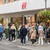 Tausende Menschen strömen am Mantelsonntag 27.10.24 in die Würzburger Innenstadt zum Shoppen.