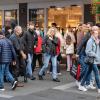 Tausende Menschen strömen am Mantelsonntag 27.10.24 in die Würzburger Innenstadt zum Shoppen.
