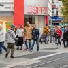 Tausende Menschen strömen am Mantelsonntag 27.10.24 in die Würzburger Innenstadt zum Shoppen.