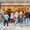Tausende Menschen strömen am Mantelsonntag 27.10.24 in die Würzburger Innenstadt zum Shoppen.
