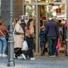 Tausende Menschen strömen am Mantelsonntag 27.10.24 in die Würzburger Innenstadt zum Shoppen.